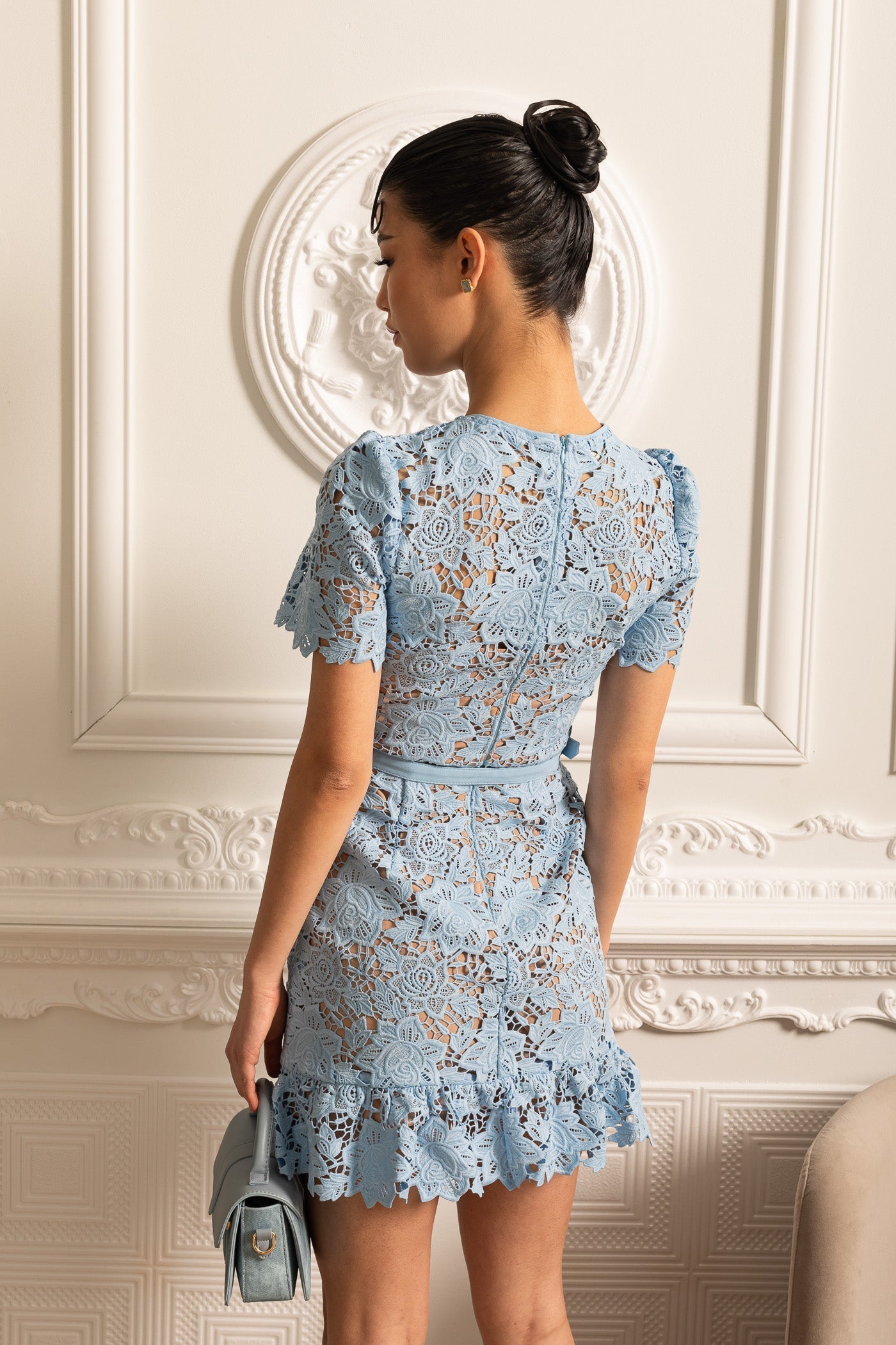 Yasmina | Robe Courte Florale Brodé Bleu à Manches Courtes