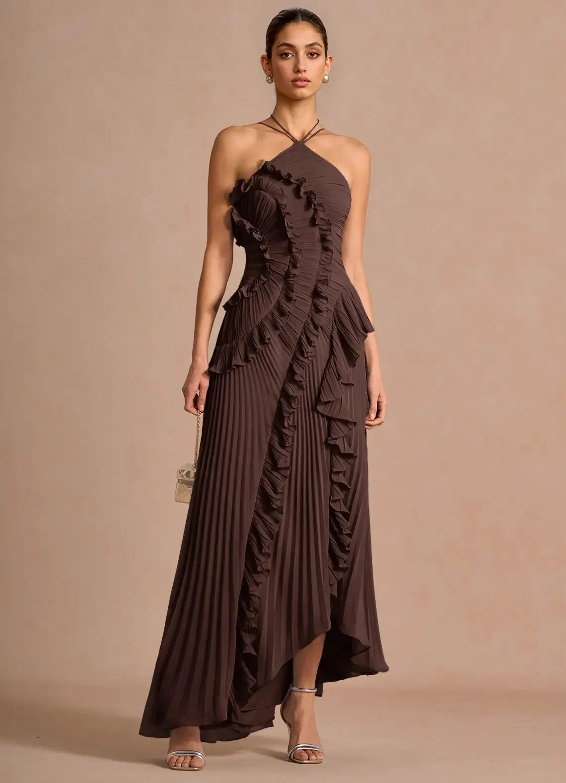 Robe longue de soirée élégante avec volants et col dos nu